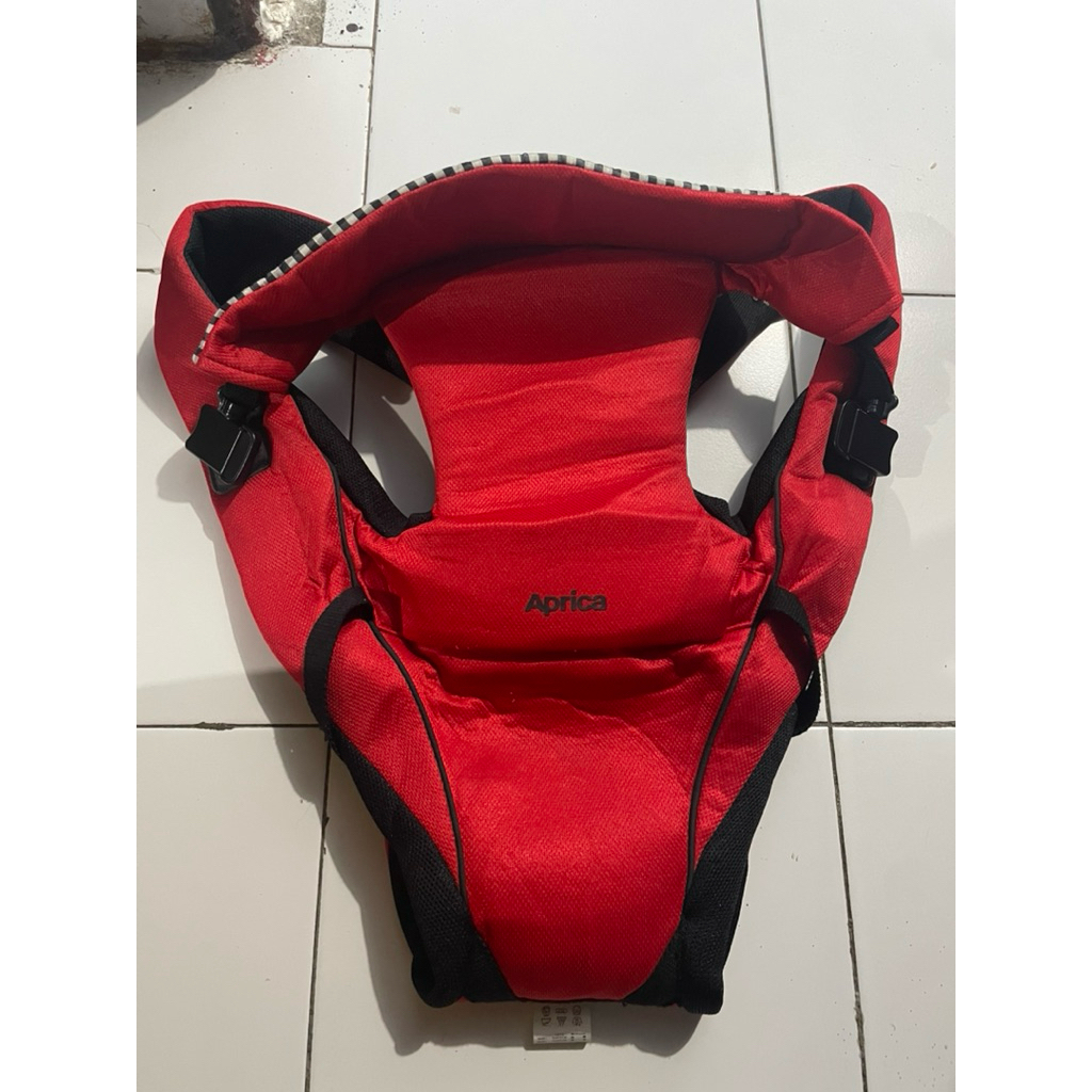 PL like NEW Gendongan Merk APRICA ORI JEPANG. Bisa hadap depan dan hadap ibu. Hanya beberapa kali pa