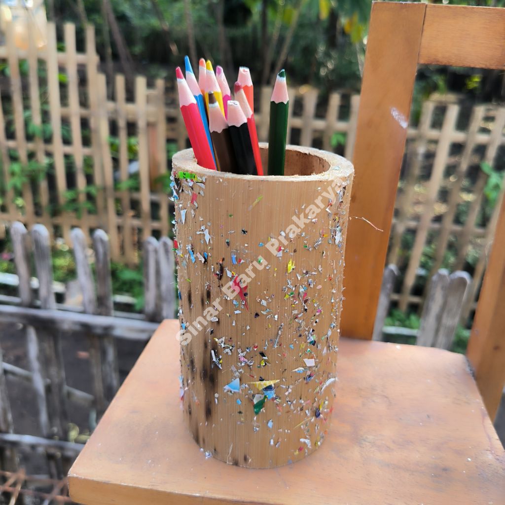 

Tempat Pensil Pencil Pulpen Pen Holder Aestetic Bambu dengan Cacahan Plastik Bahan Ecobrick