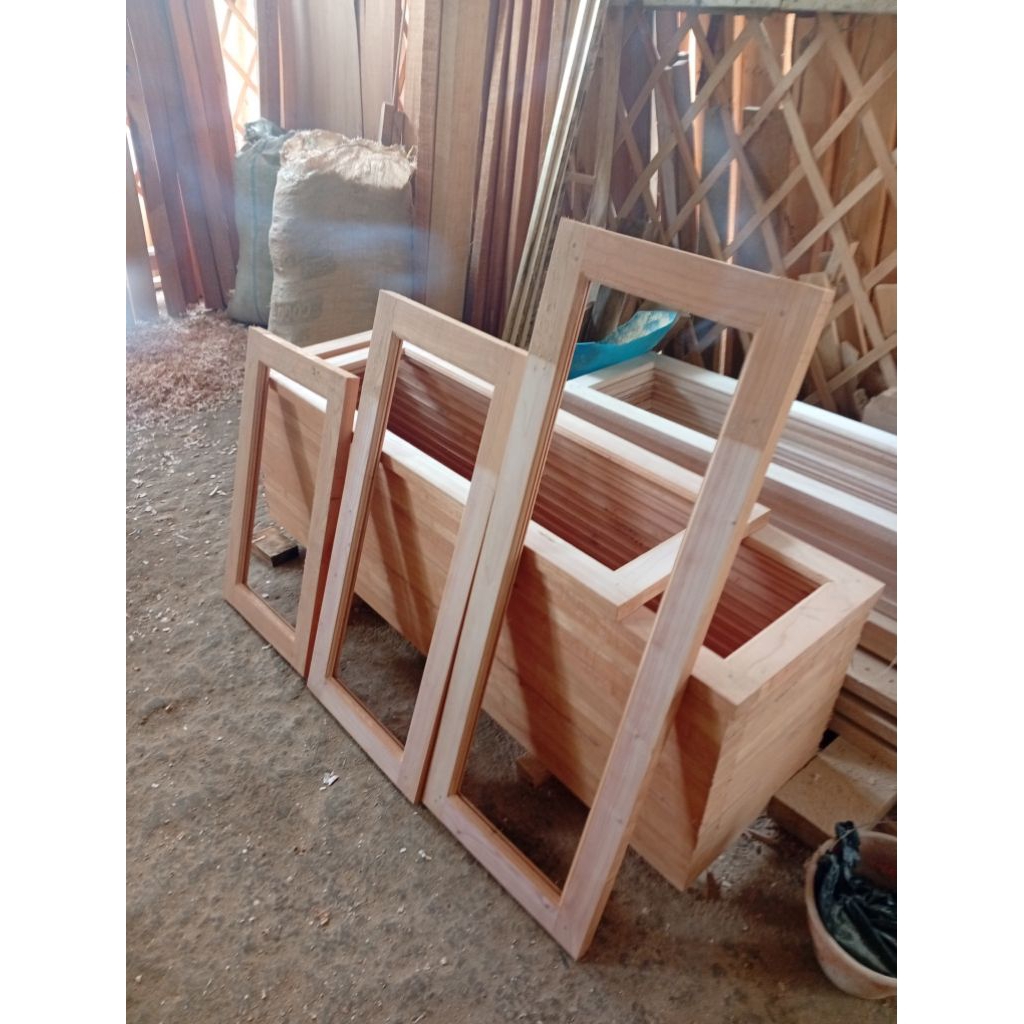 Bingkai jendela kayu minimalis. Bahan kayu alkasiah