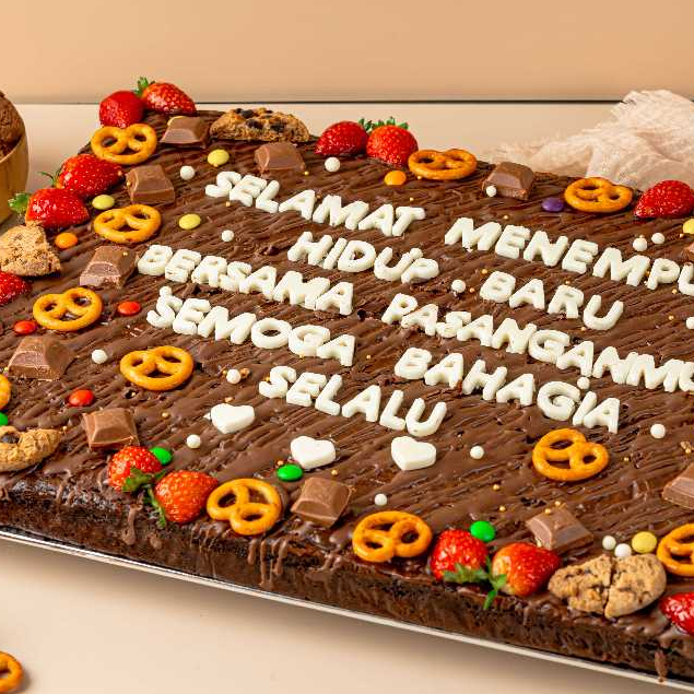 

Party Deluxe Brownies Chan Patisserie Size 40x30cm | Birthday Cake