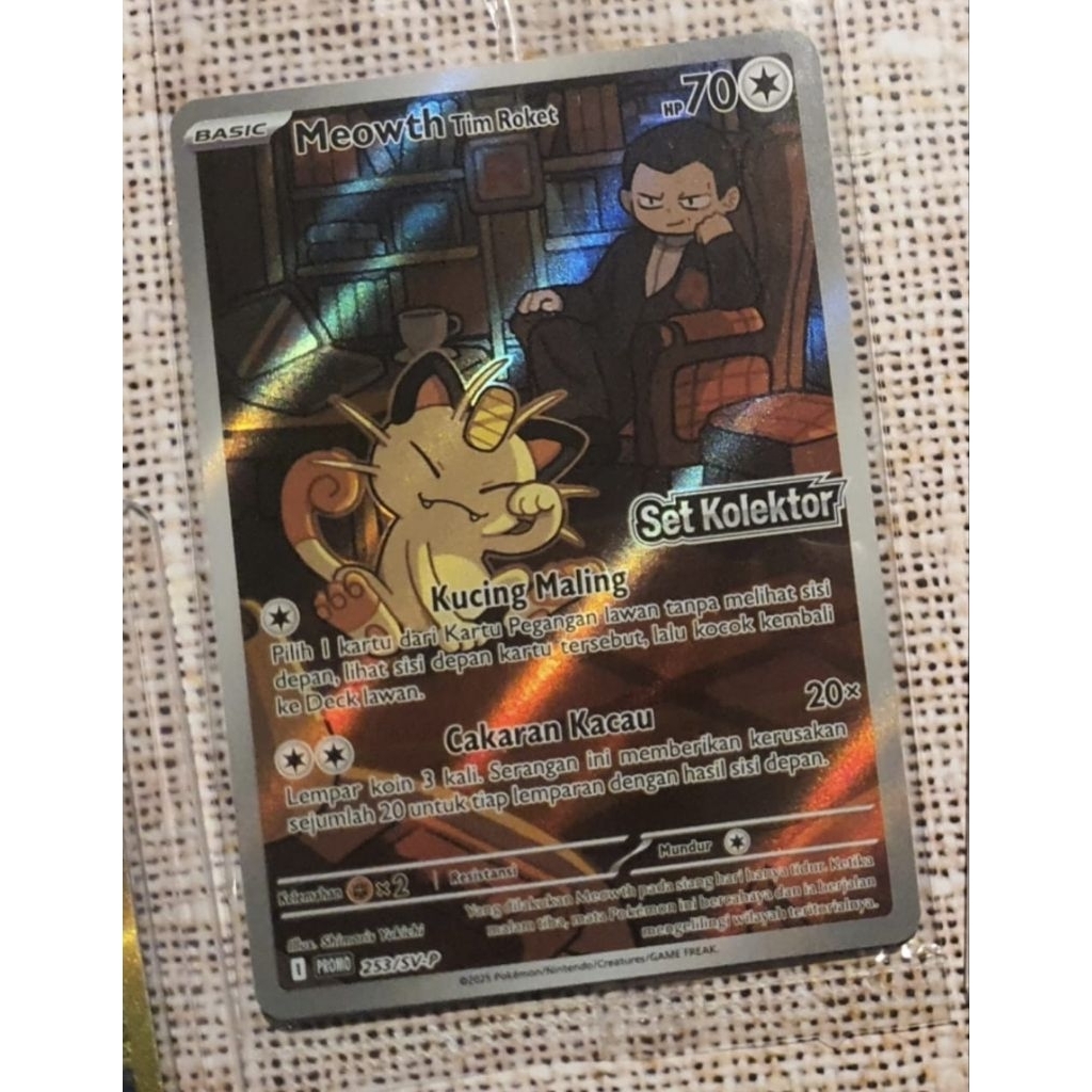 1 lembar promo card Meowth Tim Roket (segel dari Set Kolektor Kehadiran Juara)