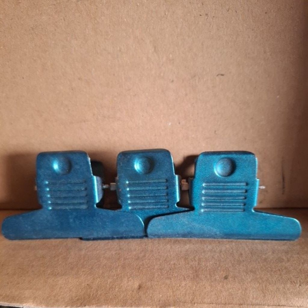 

(per 3pcs) bull-dog clip warna 3" panjang 7.5cm muat sampai tebal 3cm note: ada sedikit noda karat