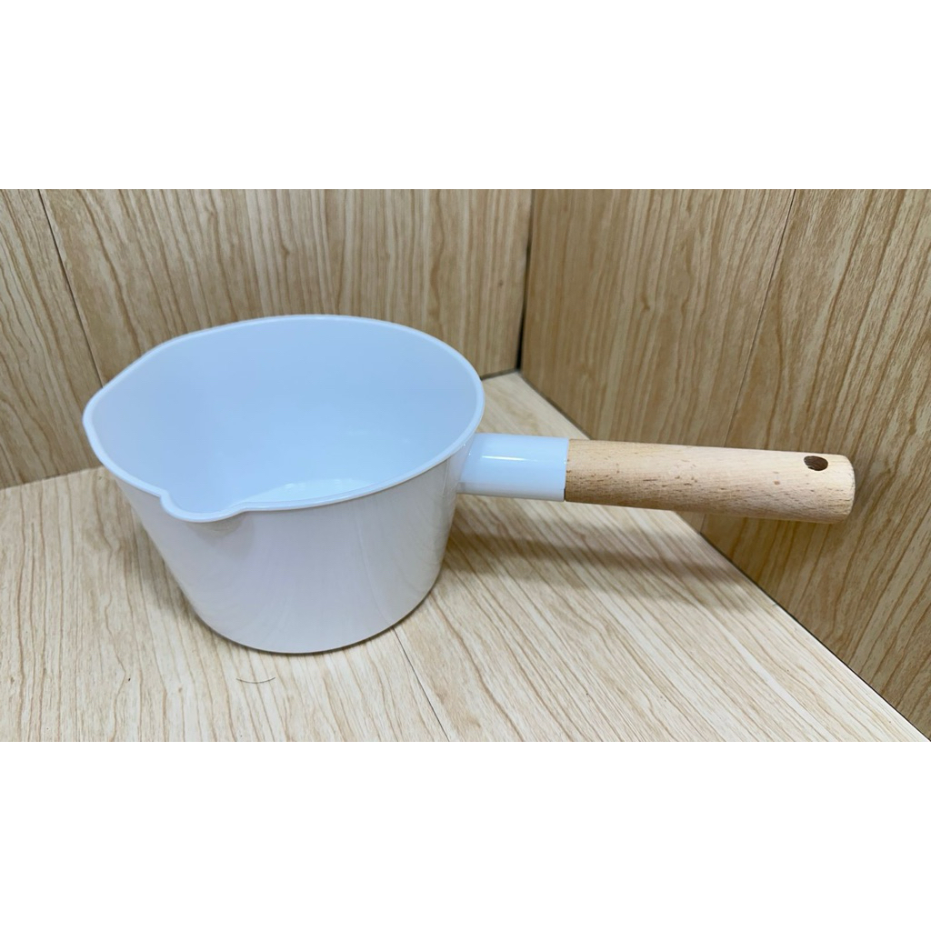 gayung putih gagang kayu aesthetic