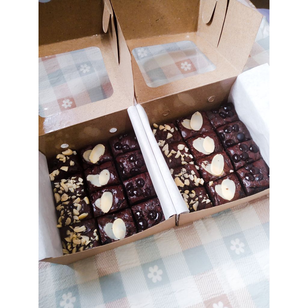 

Small Package Fudgy Brownies 10x10cm Topping Mix