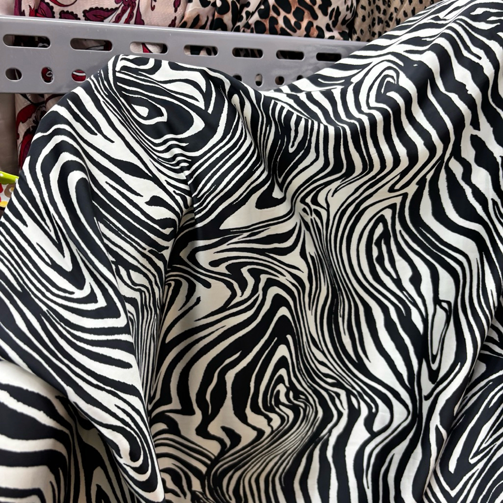 Kain Satin Silk Motif Abstrak Monokrom – Bahan Licin Mewah Dress atasan kemeja