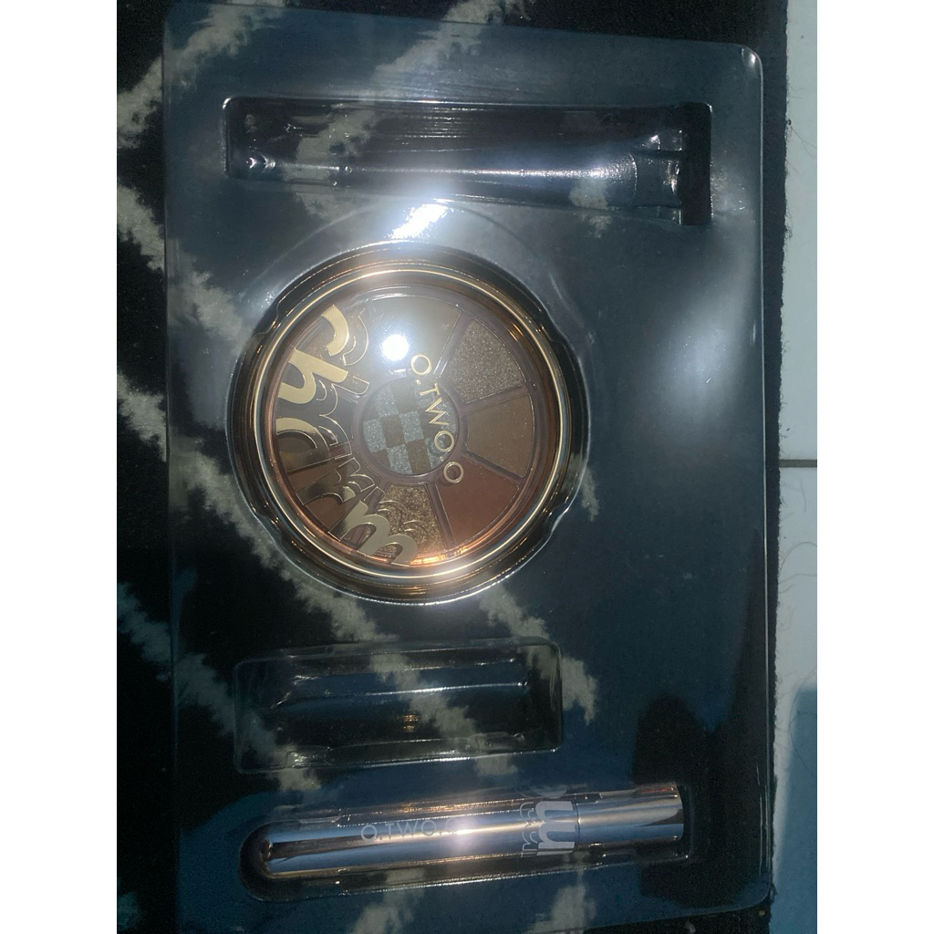 O.TWO.O EYESHADOW MASKARA