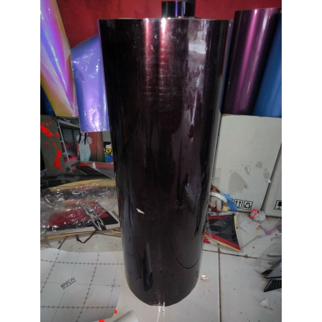 stiker scotlet monligt red bunglon hitam merah