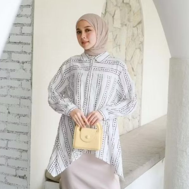 PRELOVED Mayoutfit Zynca Shirt White / Kemeja Kantor Kuliah daily Wanita Putih Motif / Atasan Flared