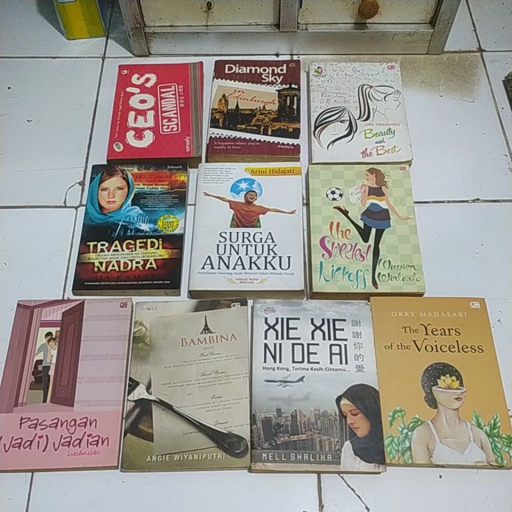 Novel Xie Xie ni de ai Hongkong terimakasih. The years of the voiceless. Bambina. Pasangan jadian. T
