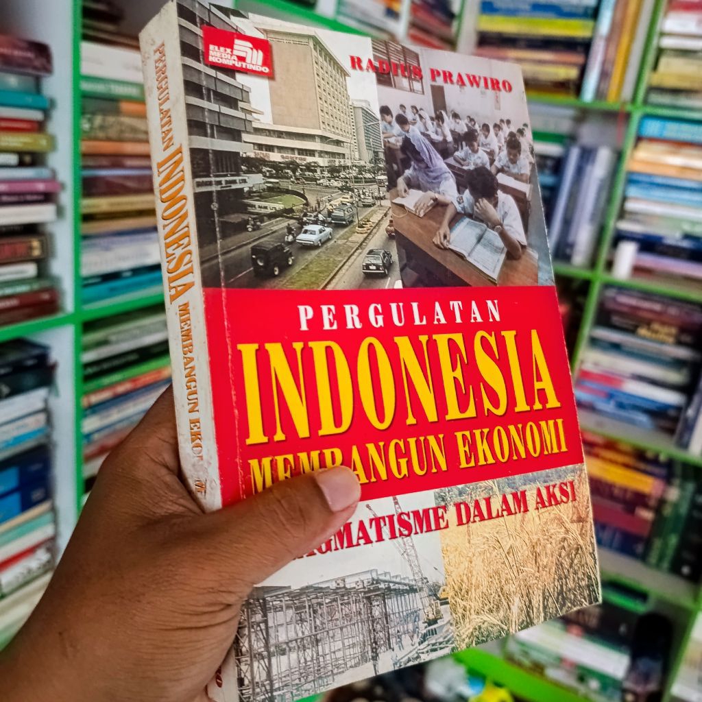 (ori) buku pergulatan Indonesia membangun ekonomi pragmatisme dalam aksi - Radius Prawiro
