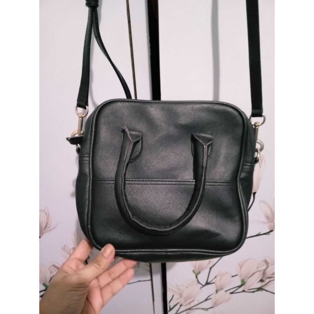 Tas wanita warna hitam