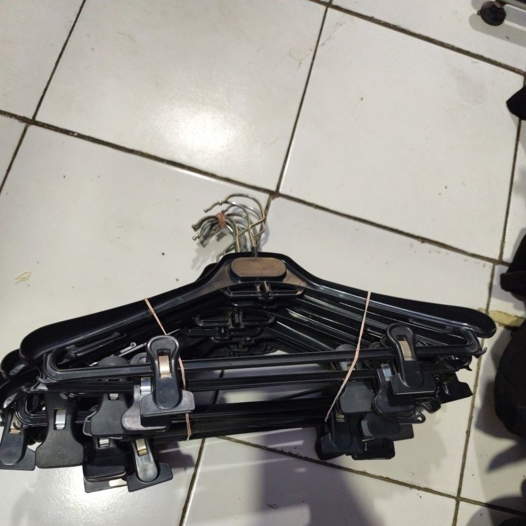 gantungan baju/hunger baju hitam/segitiga/segitiga jepit
