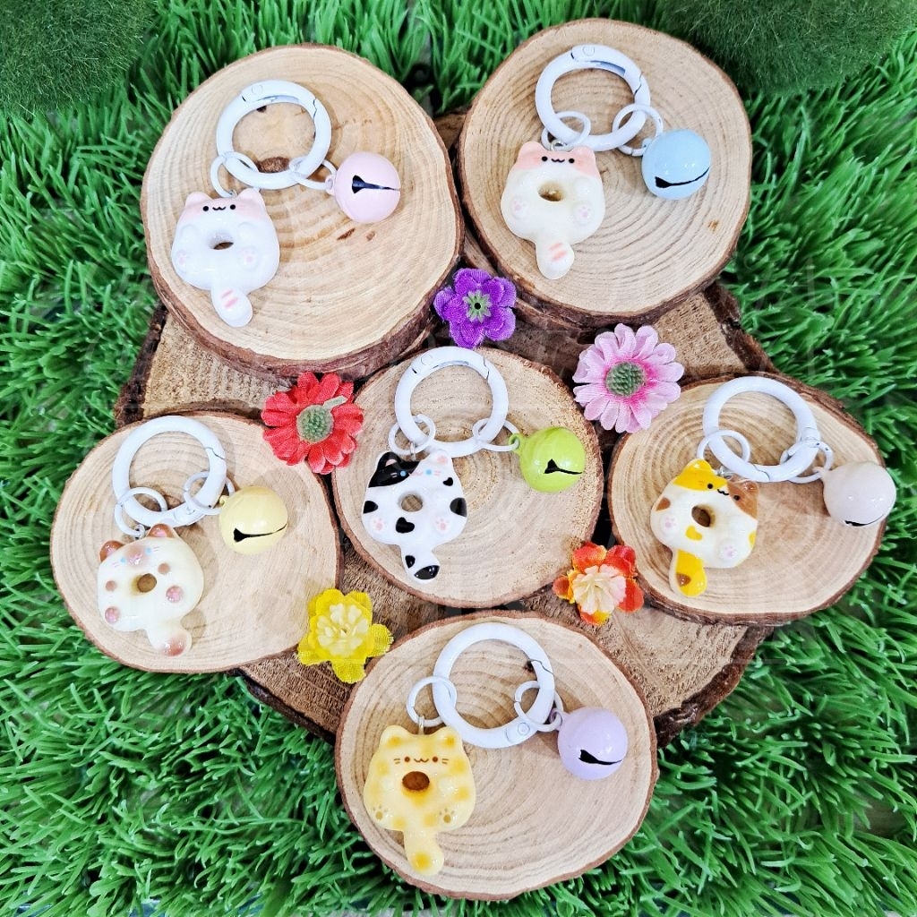 Moonmarket Gantungan Kunci Kucing Donat Lonceng Mini Gantungan Kucing Keyring Kucing Lonceng