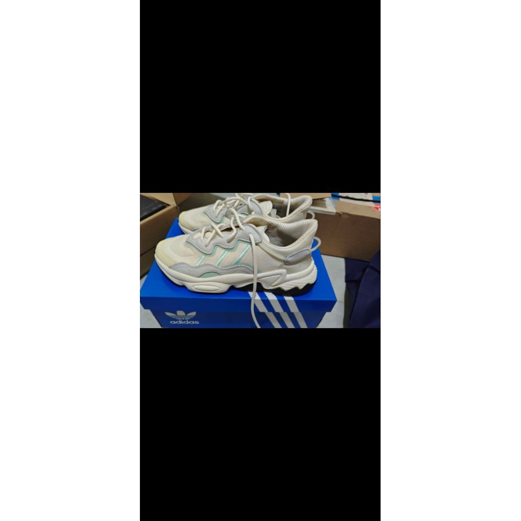 Sepatu wanita adidas(preloved) Ozweego