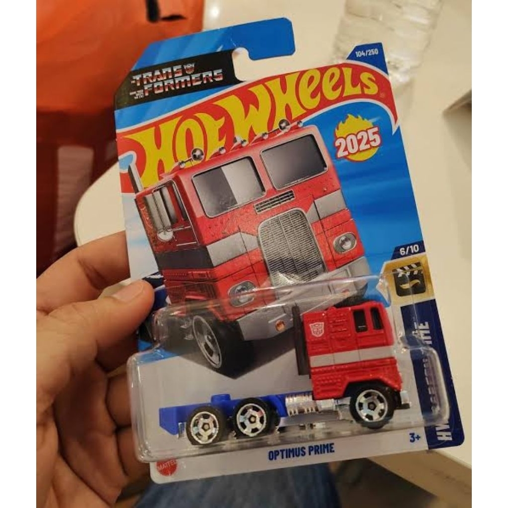 Hot Wheels Optimus Prime 2025