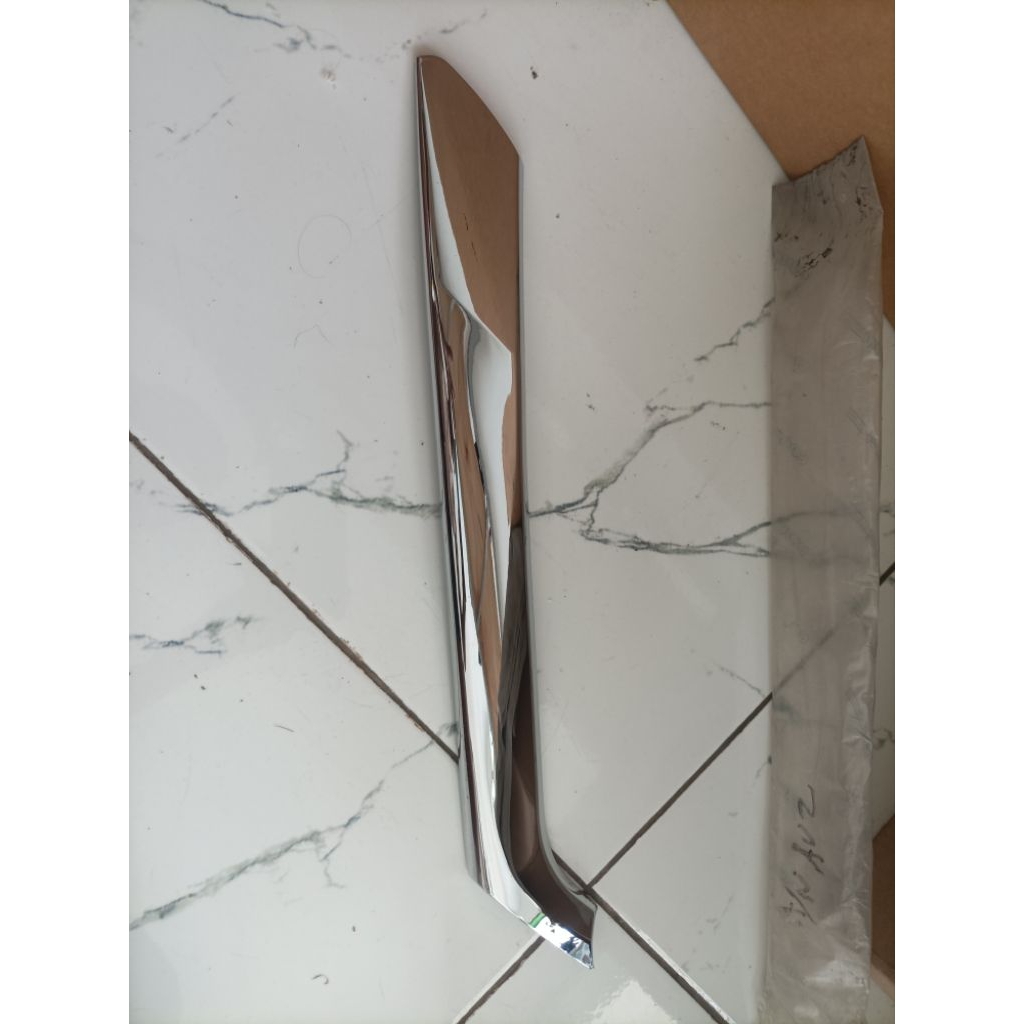List Grille Grill chrome bagian tengah kiri mobil Avanza Xenia 2012 2013 2014 2015 Original