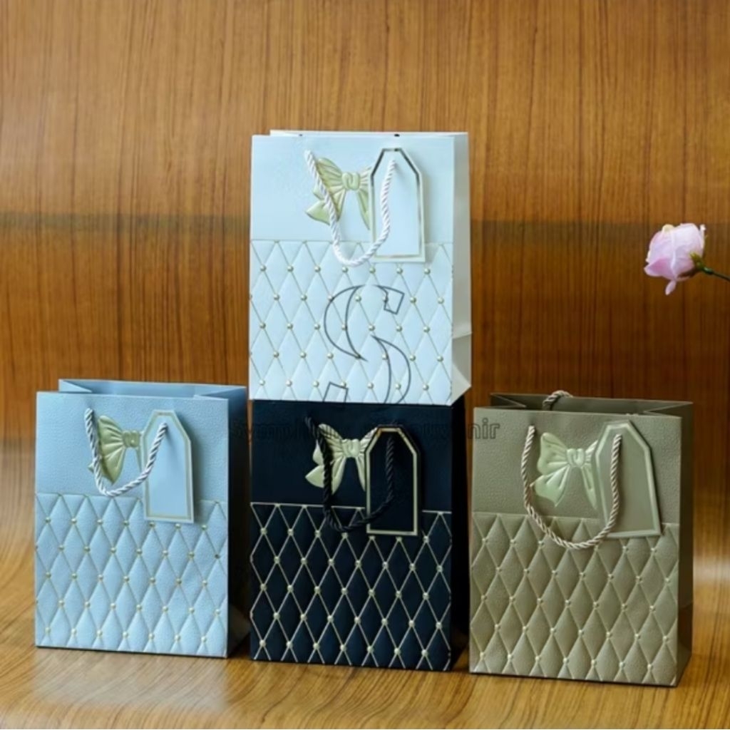 

Paperbag Vertical Kotak2 motif Mewah cocok untuk hadiah / gift / dipakai sendiri