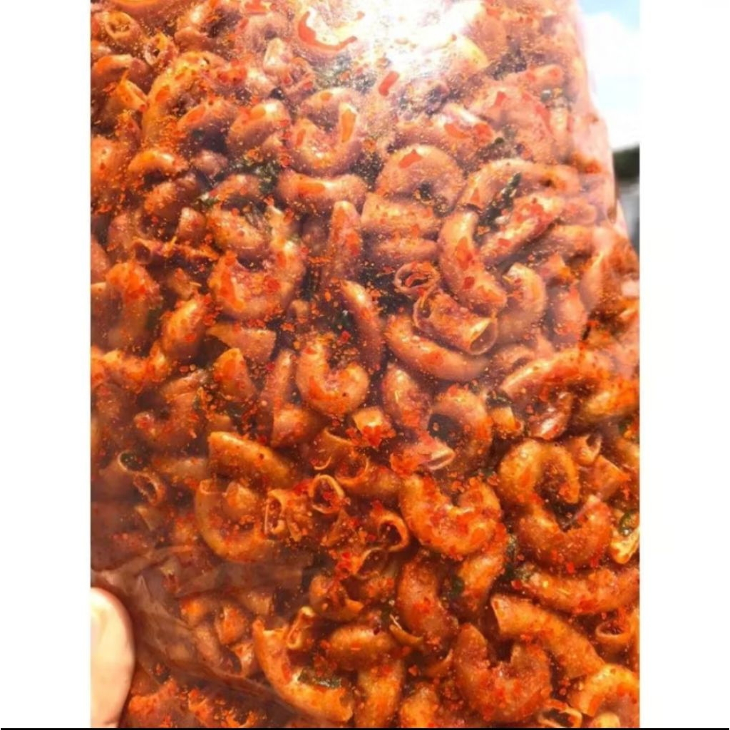 

MAKARONI KRIUK PEDAS GURIH DAUN JERUK 500 GRAM / MAKARONI KRIUK VIRAL 500 GRAM