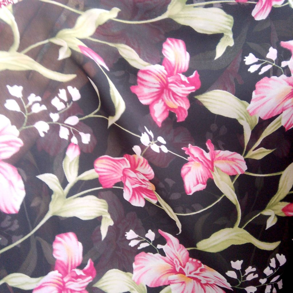 Kain Chiffon Bunga Pink Elegan – Motif Floral di Atas Hitam - Kain Meteran½