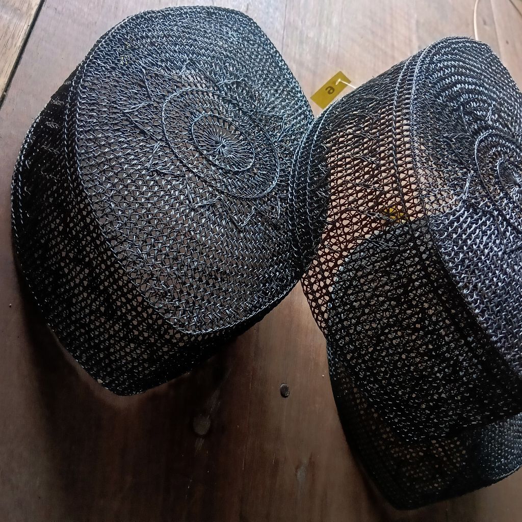 peci/kopiyah akar jangang tipe 25 warna hitam khas Kalimantan(khas raja Banjar)