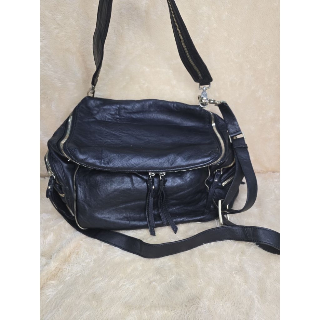 Tas Pl finn esker kulit asli