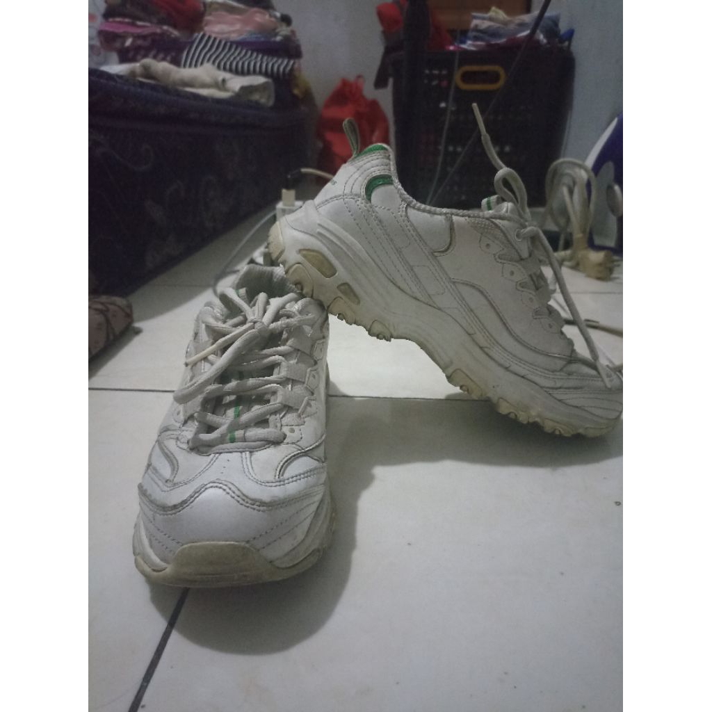 Sepatu Skechers D'Lite
