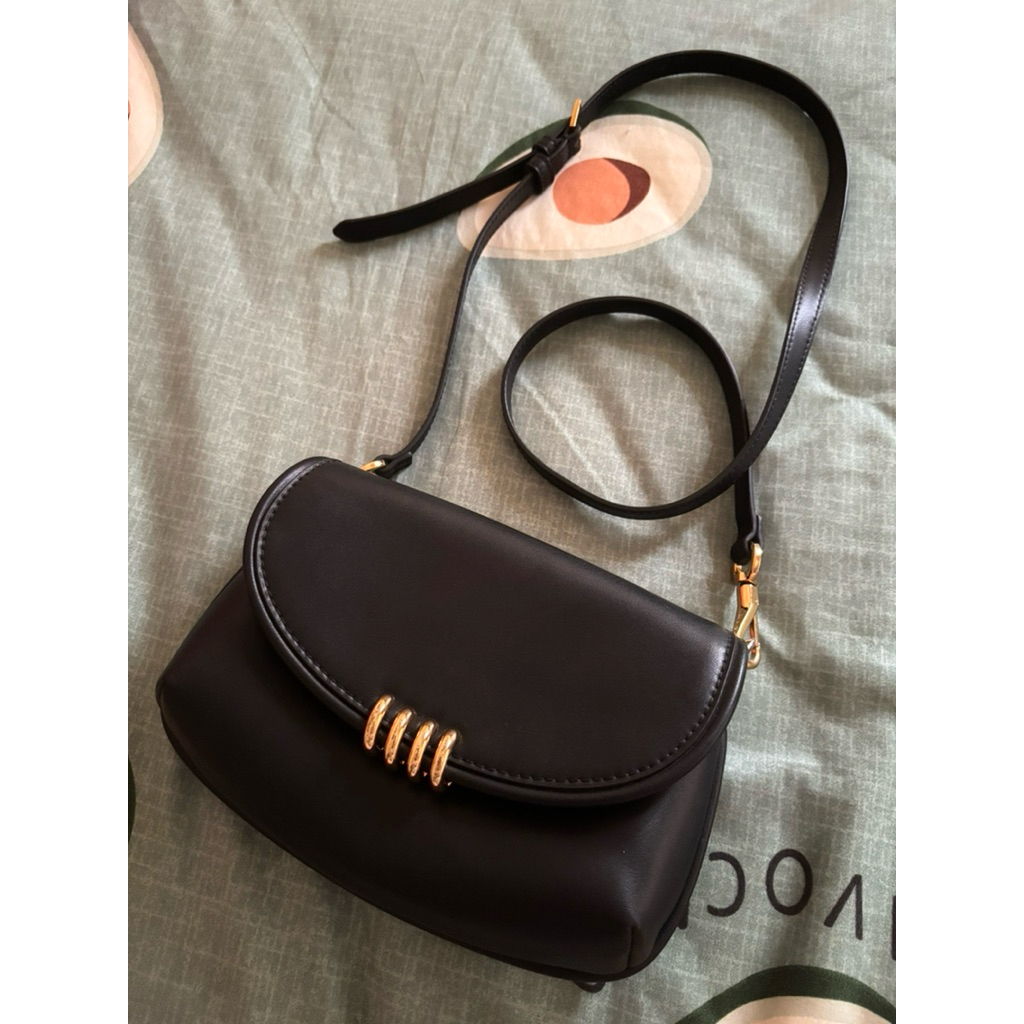 (lengkap) Preloved Tas Charles and Keith CK hitam OSIRIS METALLIC ACCENT CURVED BAG Black perempuan 