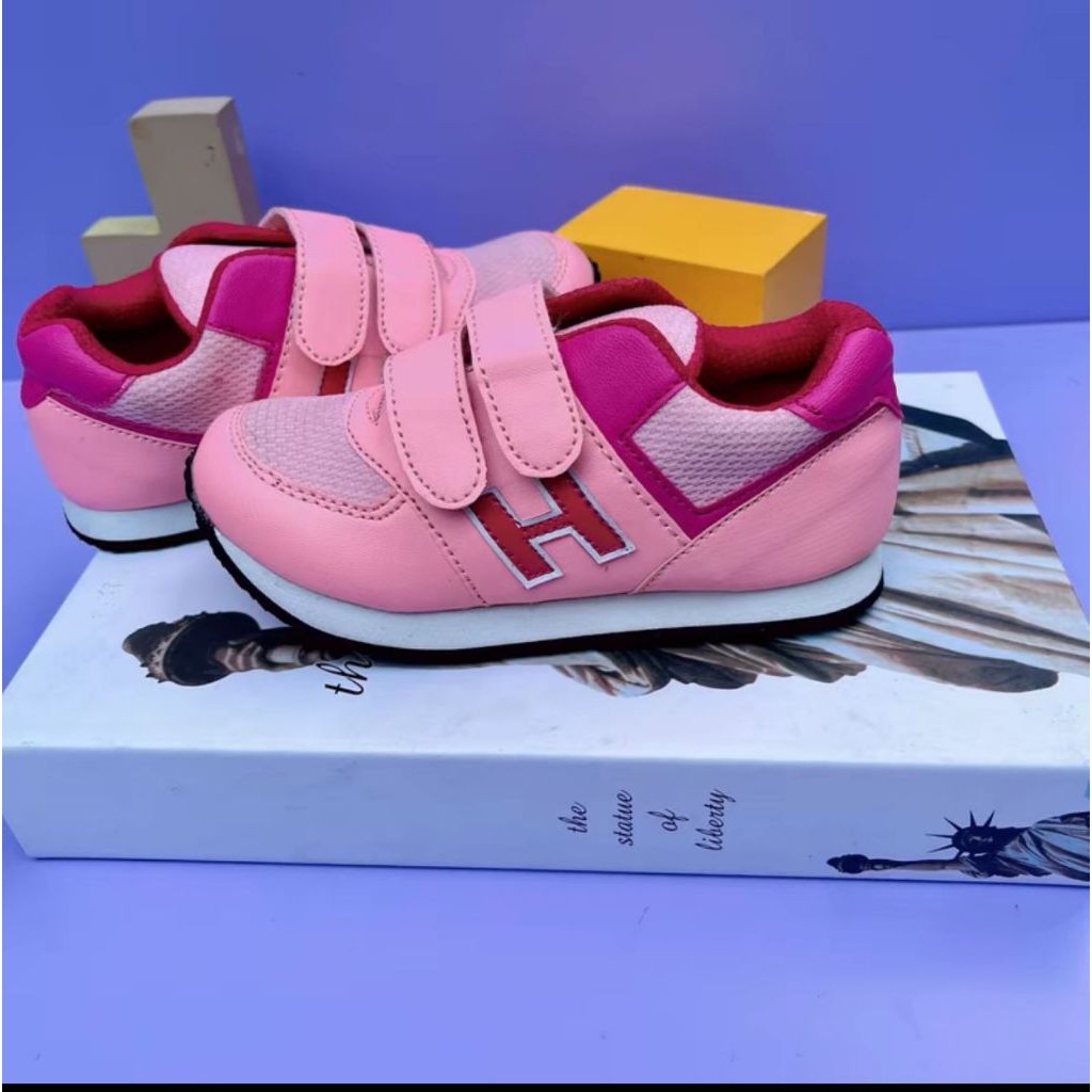 Sepatu sneakers anak perempuan usia 1 sampai 10 tahun