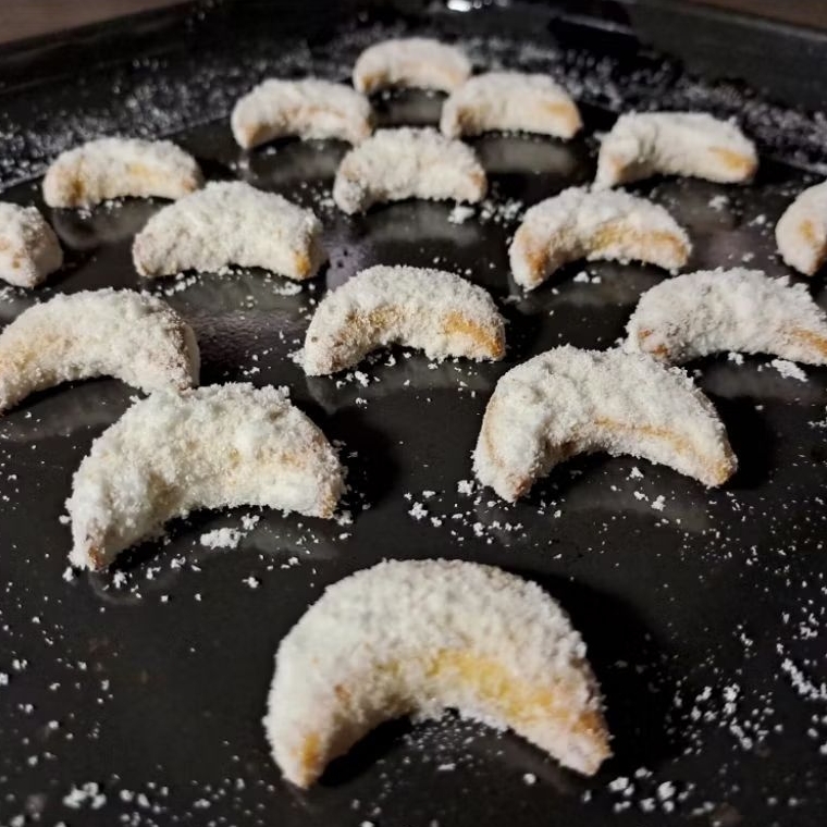 

Putri Salju Premium Homemade Cookies – Butter Anchor Lumer di Mulut, Cemilan Kue Kering Renyah, Gurih, Manis