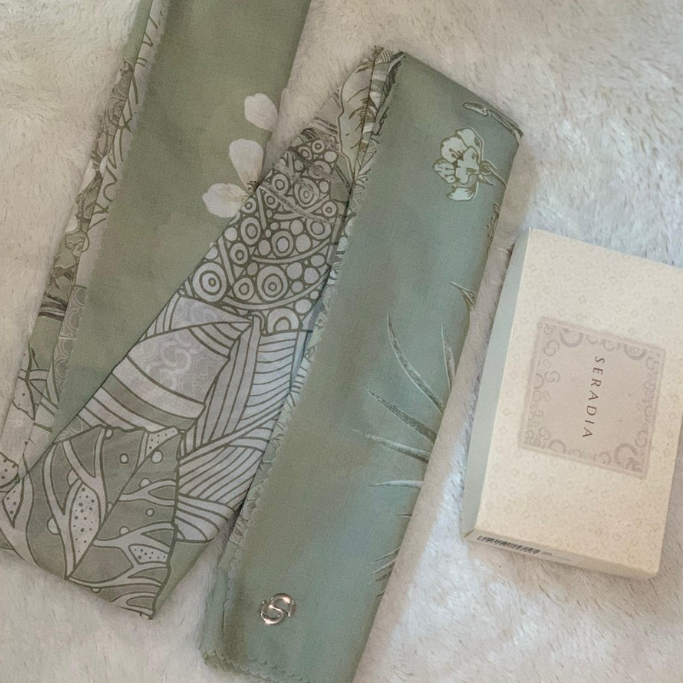 PRELOVED Seradia - Hijab Segi Empat Hijau Sage Corak