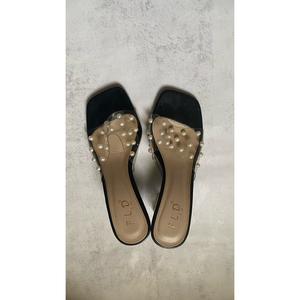 Preloved Sepatu Hak Wanita Heels Fladeo | Warna Hitam | Size 36