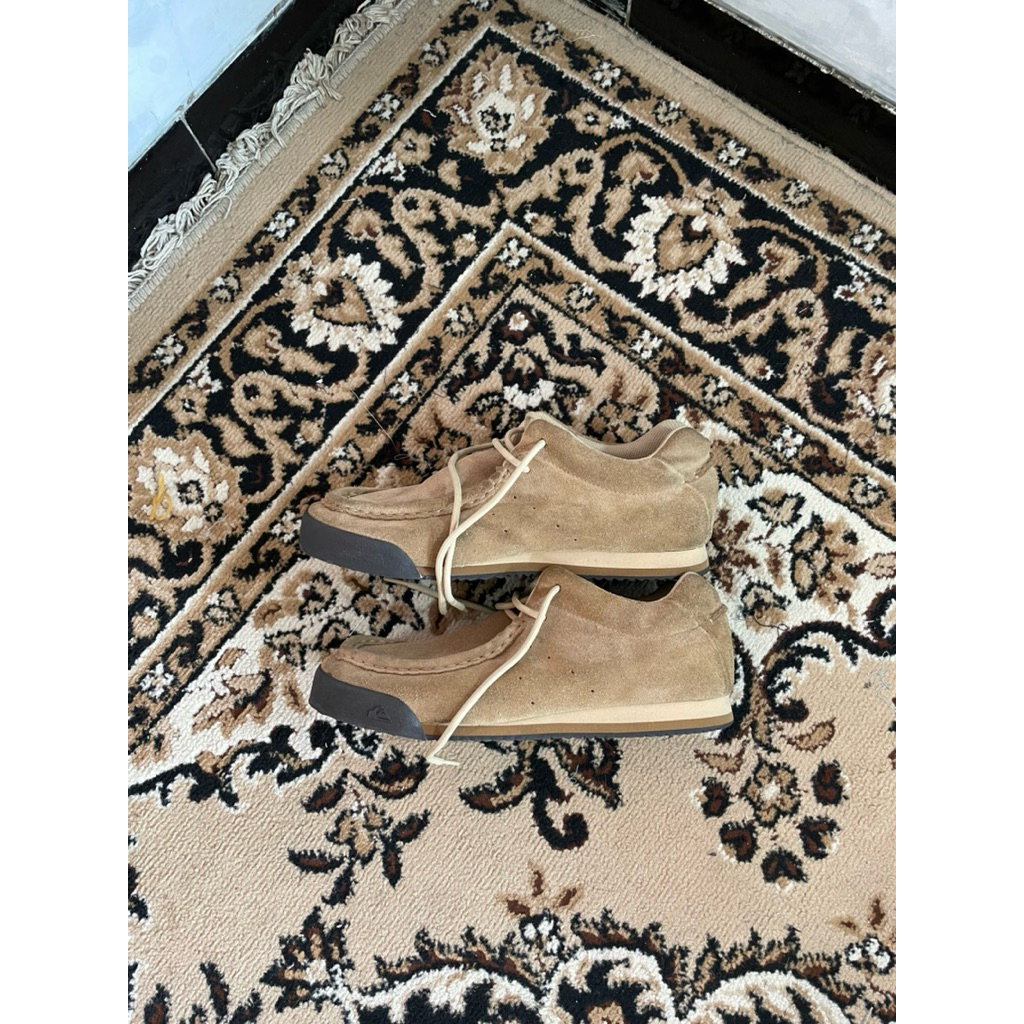 sepatu quiksilver. model persis clarks wallabee