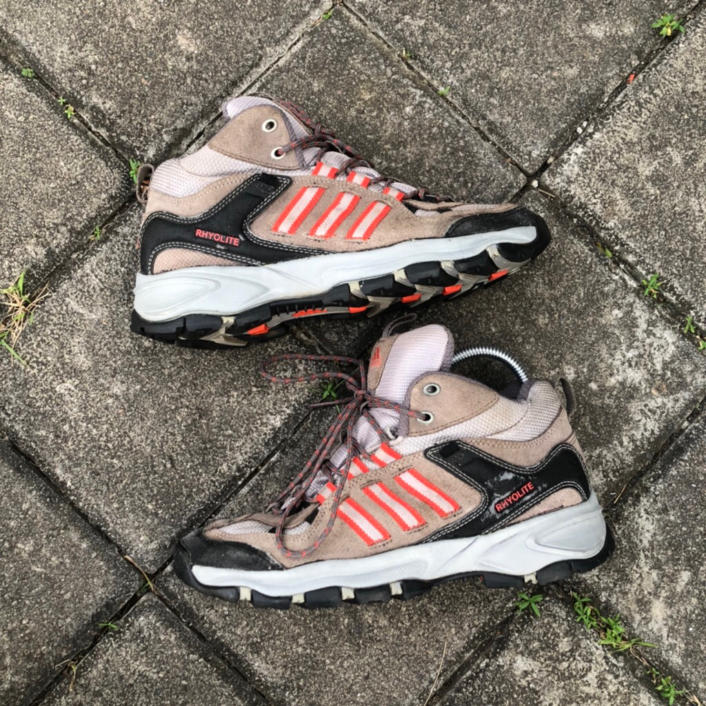 sepatu outdoor adidas 40,5 second bekas