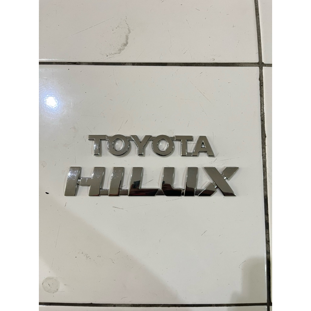 Emblem Timbul Toyota Hilux Copotan Original Bawaan dari mobil baru