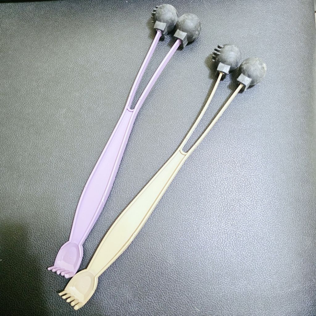 garukan punggung bahan plastik ( warna random)