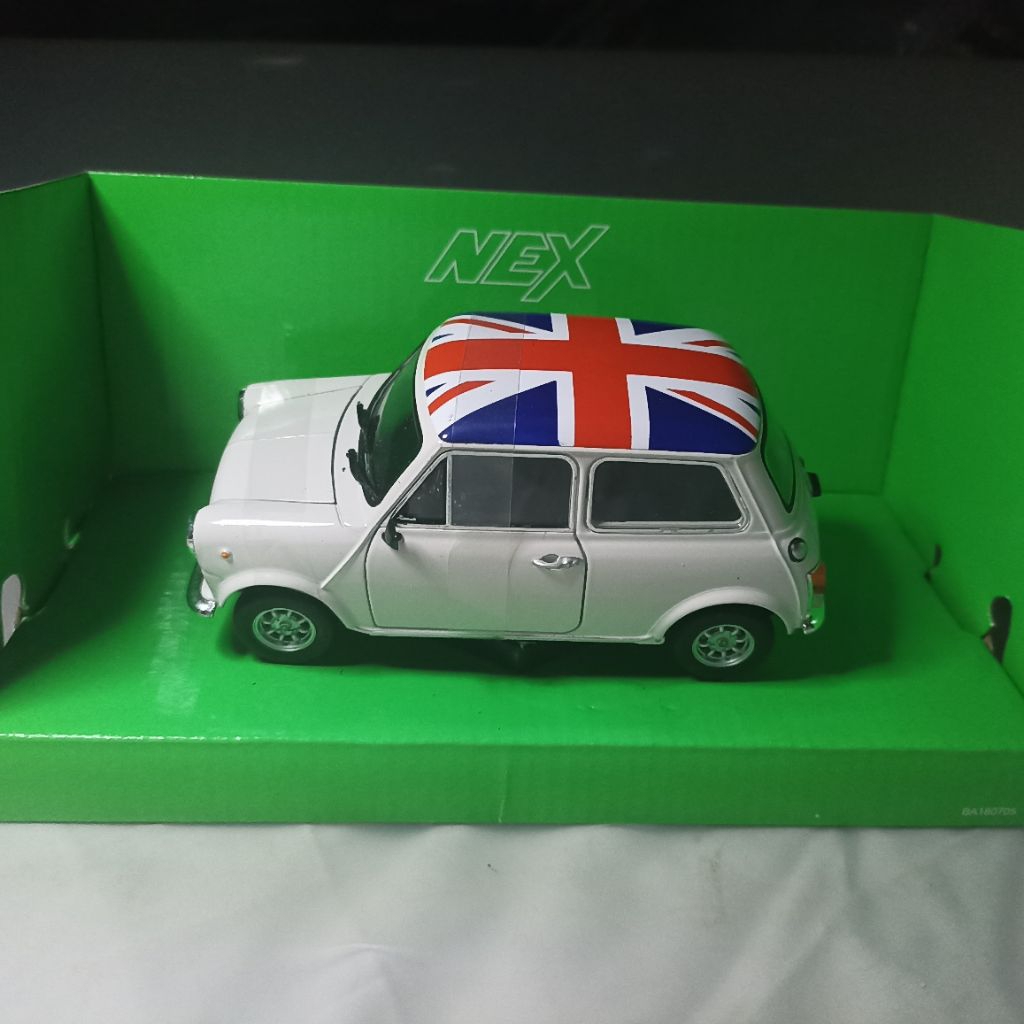 Diecast mobil 1/24 Welly Nex Mini Cooper Morris white/putih with rooftoo british flag