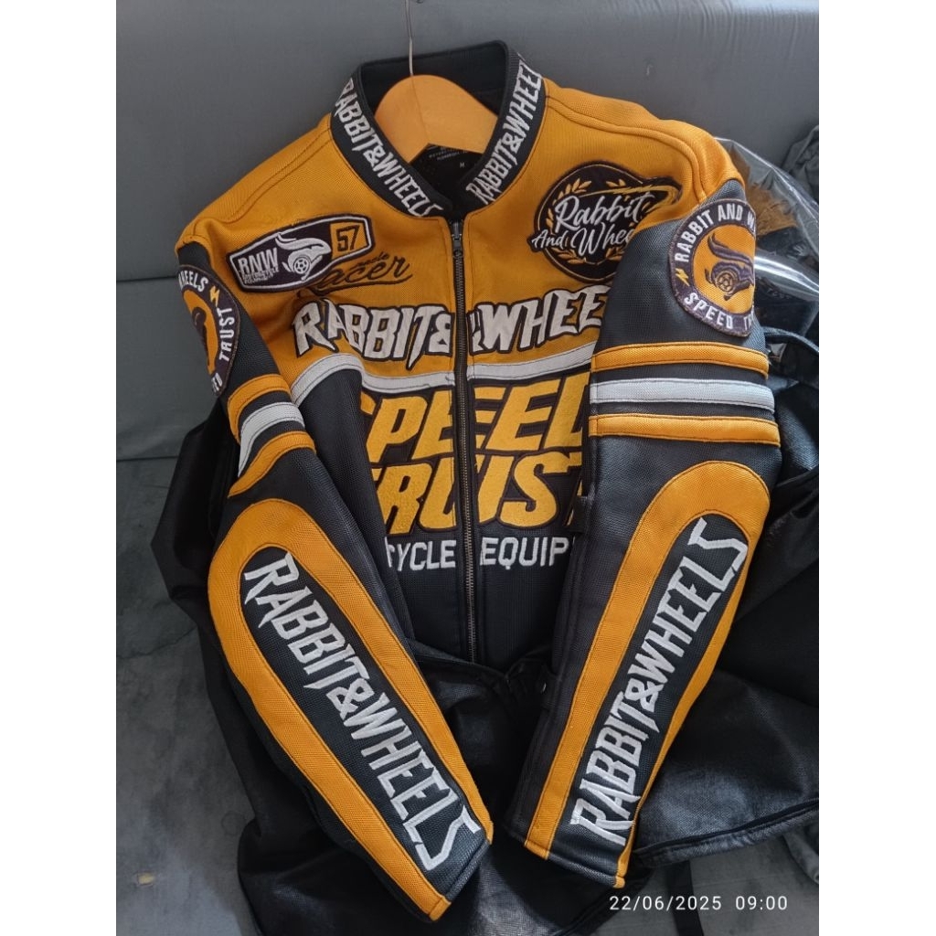 RABBIT AND WHEELS MONEY V1 RARE ITEM SIZE M dan L