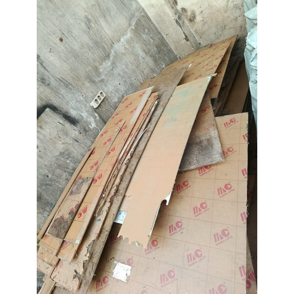 limbah potongan akrilik