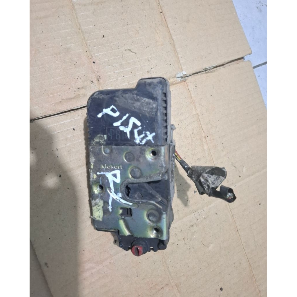 door lock doorlock kunci pintu belakang kiri Peugeot 306