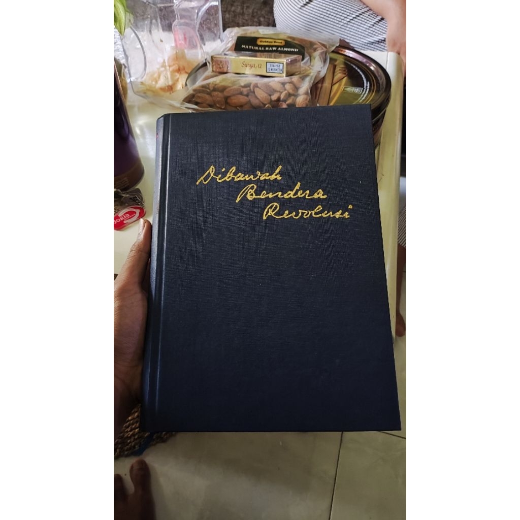 buku sejarah dibawah bendera revolusi