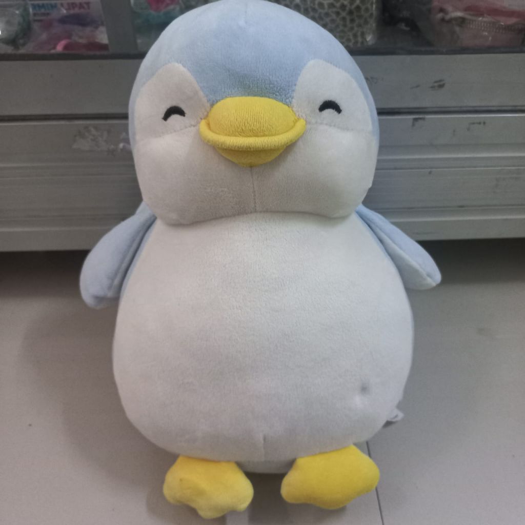 boneka pinguin besar biru miniso