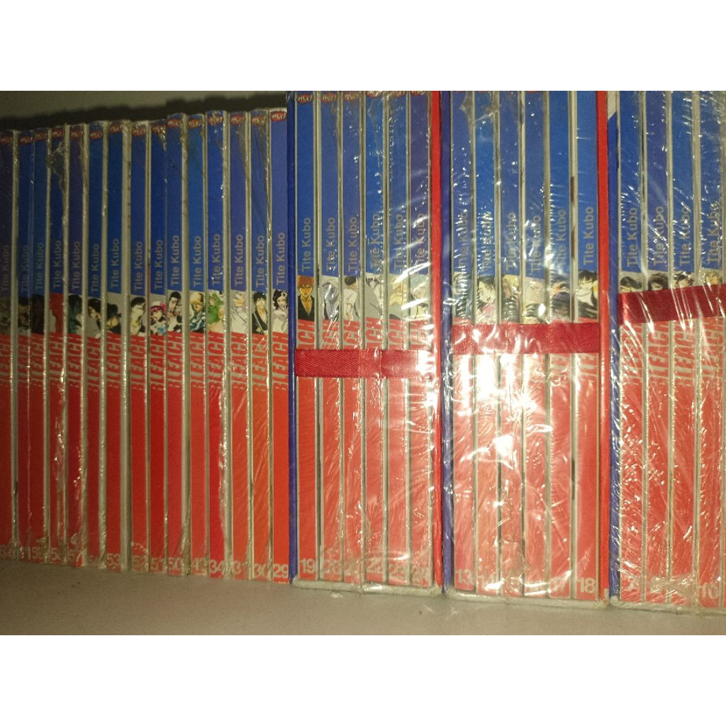 Bleach total 35 komik kondisi Buku Bleach masih baru dan segel semua, asli terbitan Gramedia, obral 