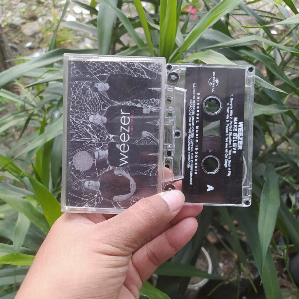 Kaset Pita Weezer - Make Believe