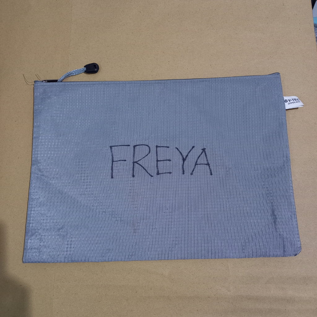 

Zipper Bag Tebal Bahan Parasut A4 V-Tec 6010-A4 - Map Kain Tebal - Map Plastik Resleting - Abu Muda
