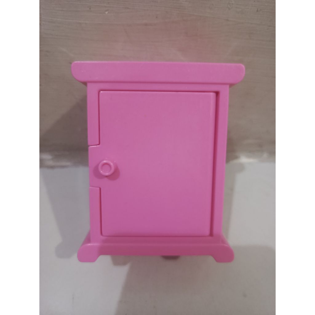 Perabotan Lemari kaca boneka Barbie