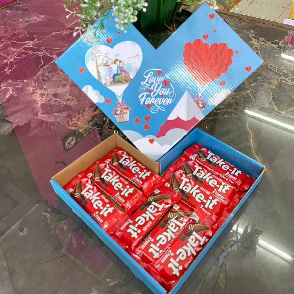 

Hampers Love coklat delfi take-it isi 9 pcs