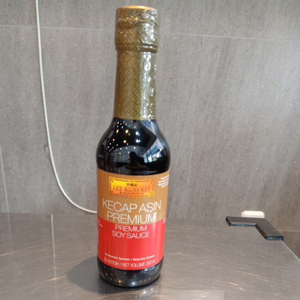 

Kecap asin premium (premium soy sauce) Lee Kum kee