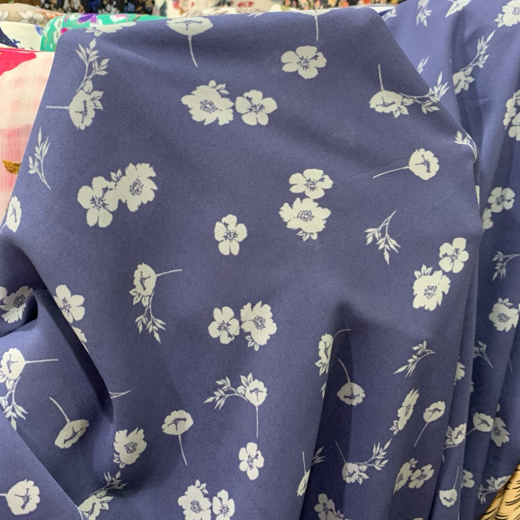 kain zara crepe motif bunga - kain crepe premium - kain crepe motif - kain crepe bunga warna denim