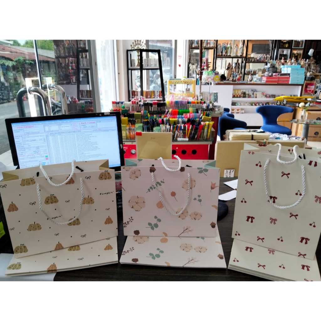 

TAS KERTAS WARNA PASTEL 25X20X10 CM/TAS KERTAS WARNA SOFT 19X24X10CM