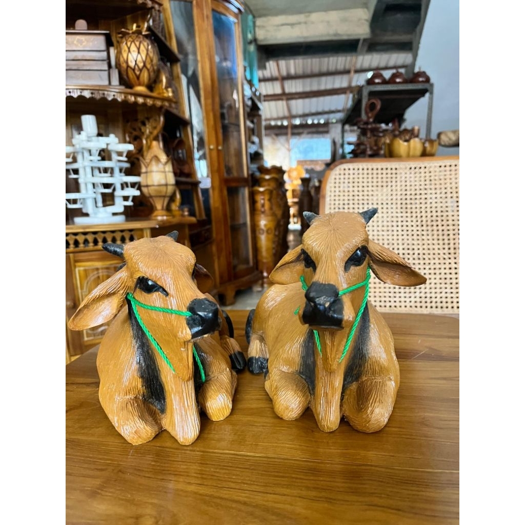 Patung sapi bahan kayu